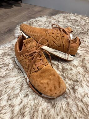 New Balance unisex Men 7/WM 8.5 247 Suede Sneakers - cognac tan